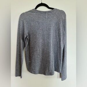 Grey Woman’s Lululemon long sleeve